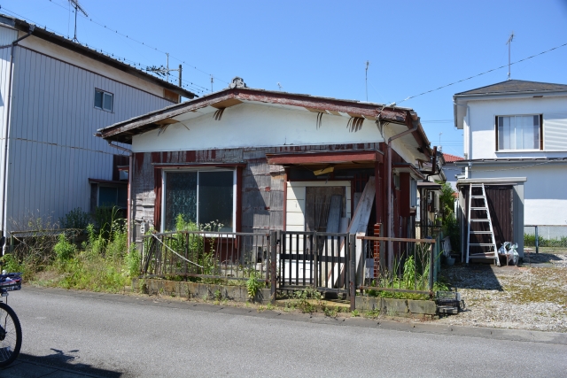 空き家整理の作業風景