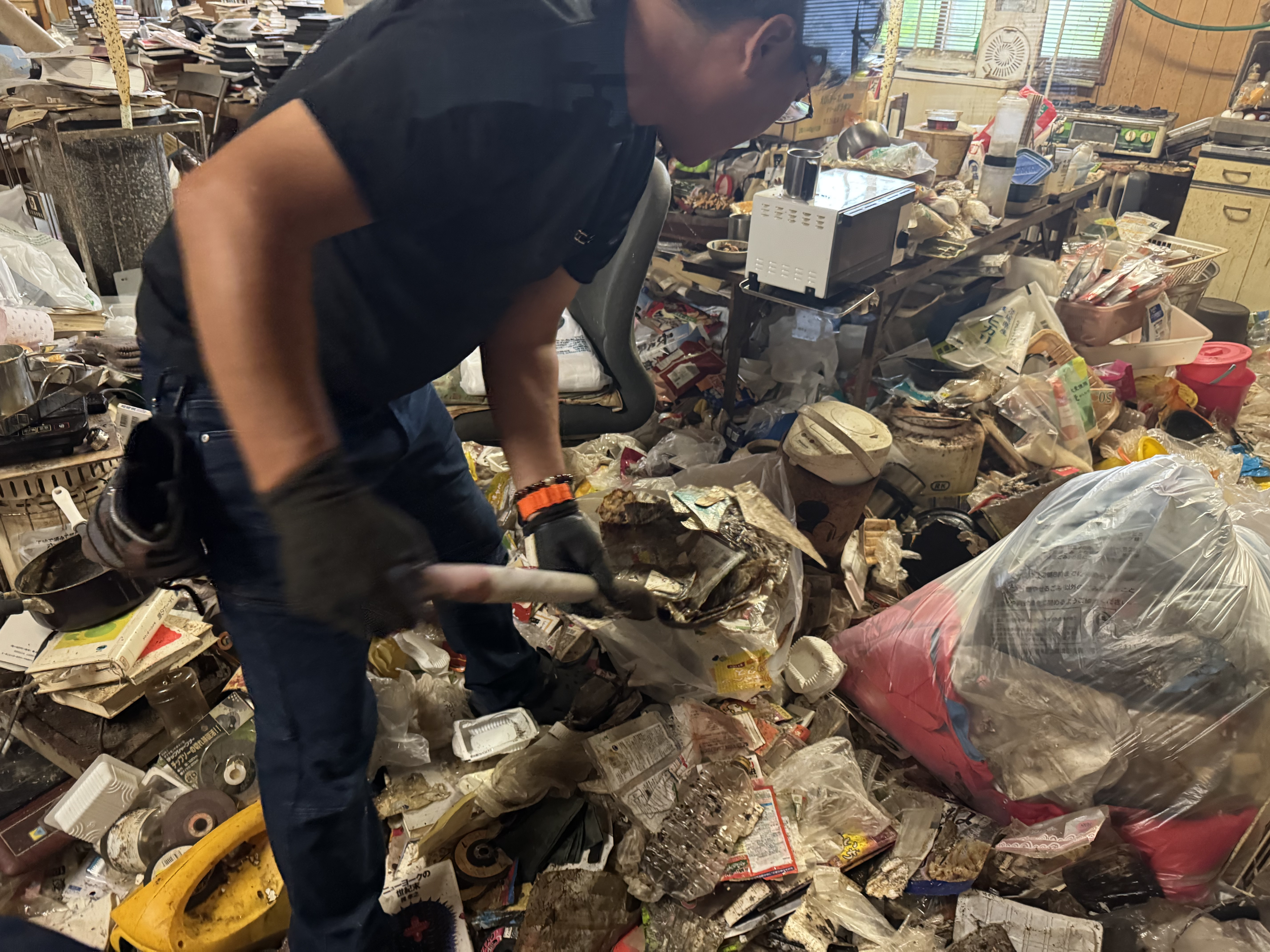 ゴミ屋敷整理の作業風景