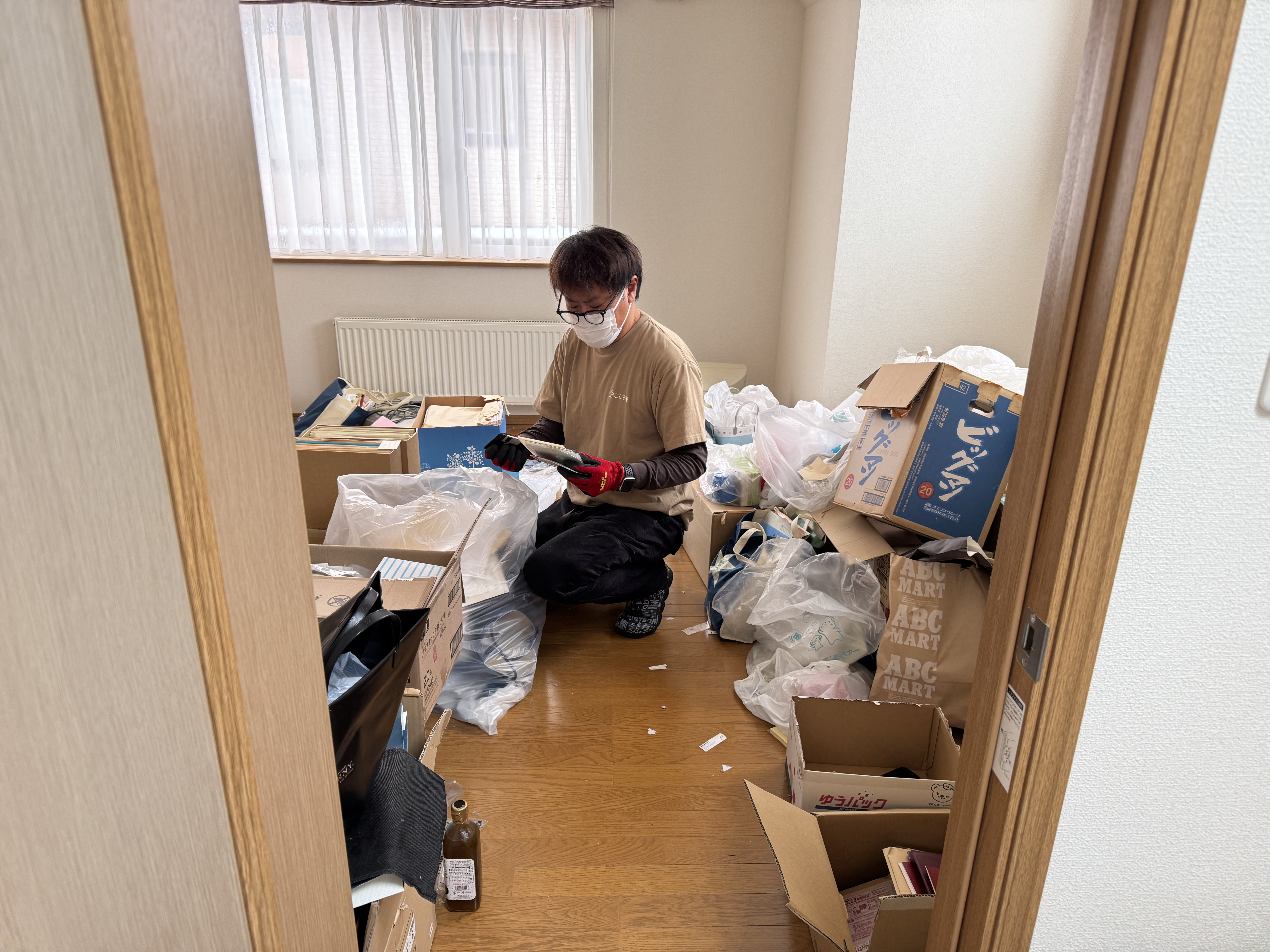 遺品整理の作業風景
