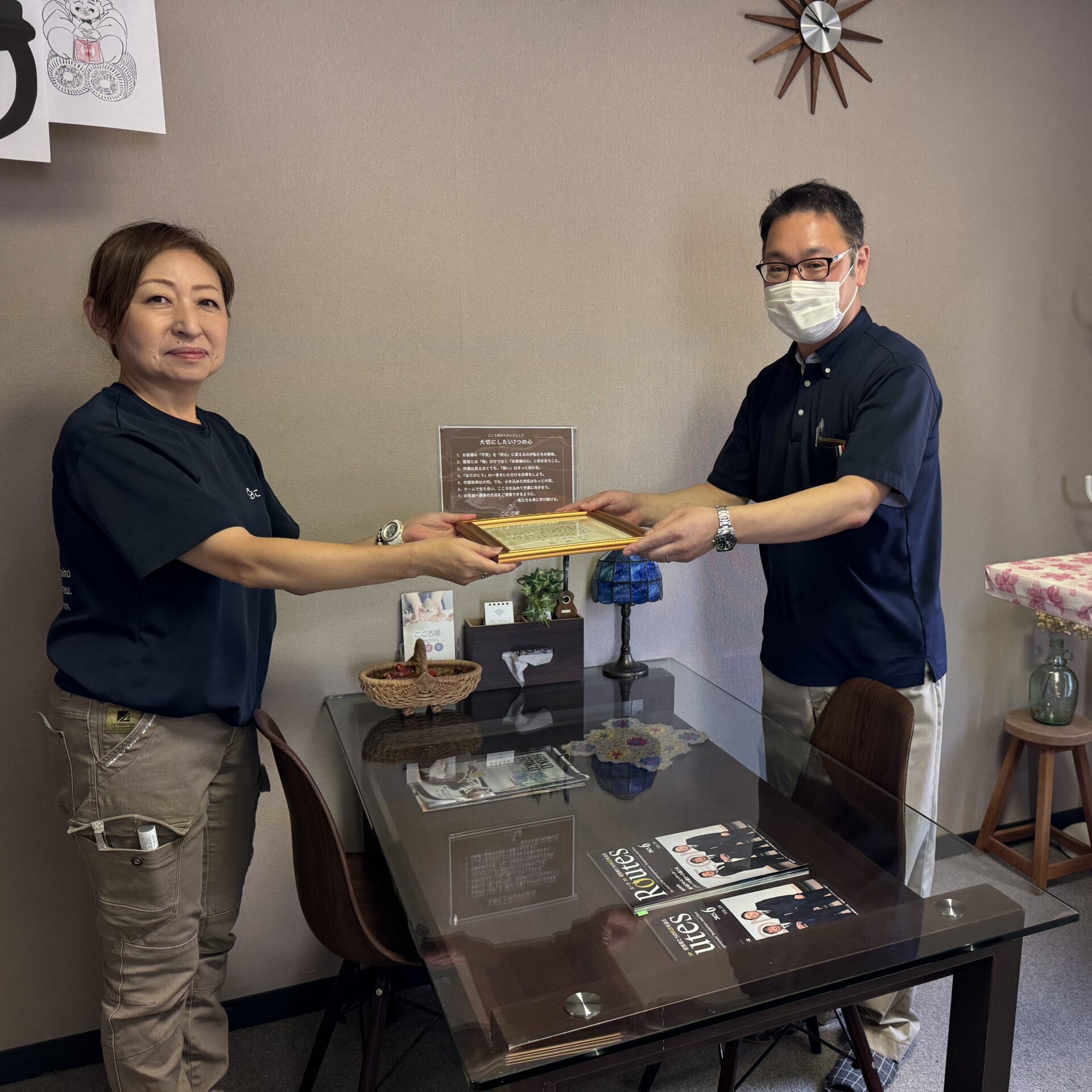 お礼状を渡す様子